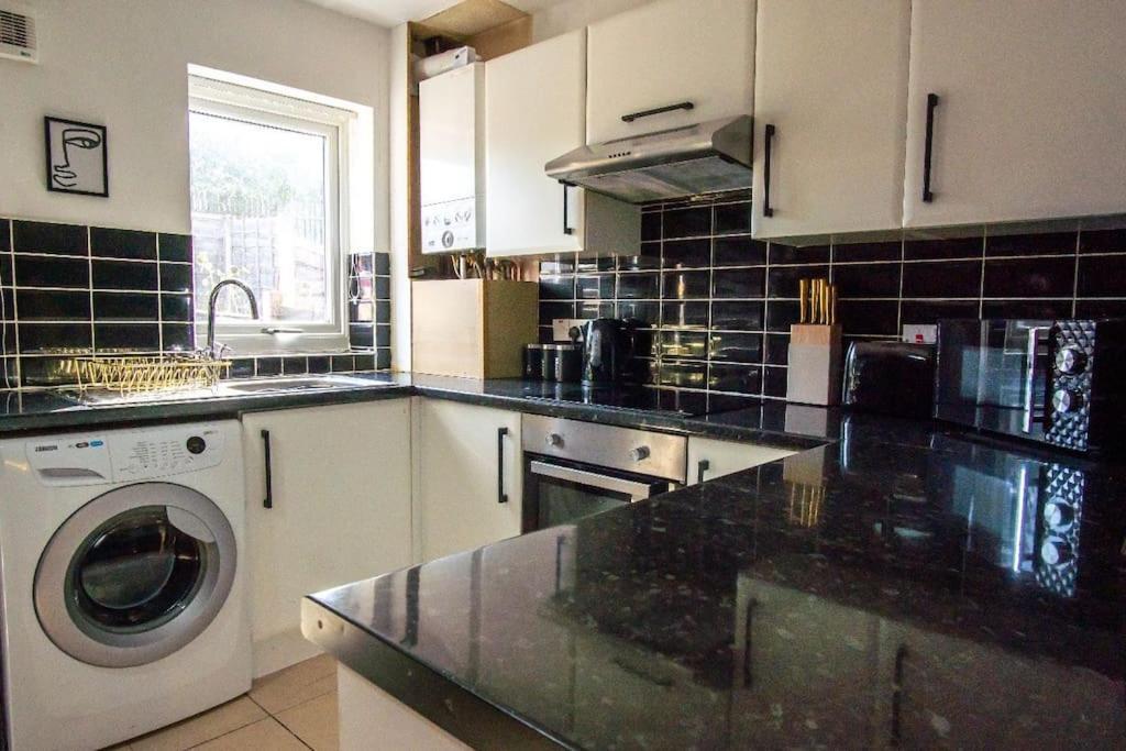 Beautiful House Off-Road Free Parking Villa Farnworth Екстериор снимка